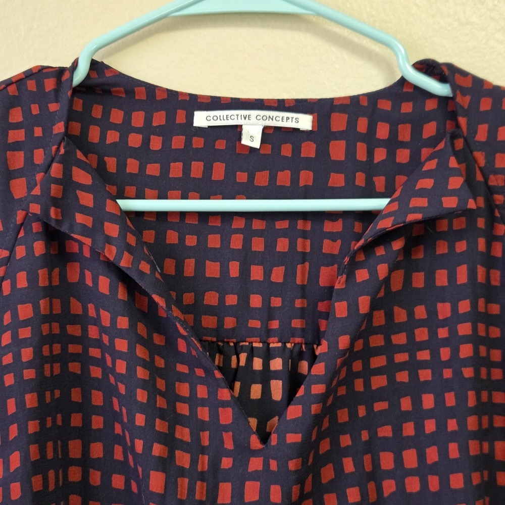 COLLECTIVE CONCEPTS Burgundy Navy Geometric Print Pull On V-Neck Blouse Size S - Picture 3 of 11
